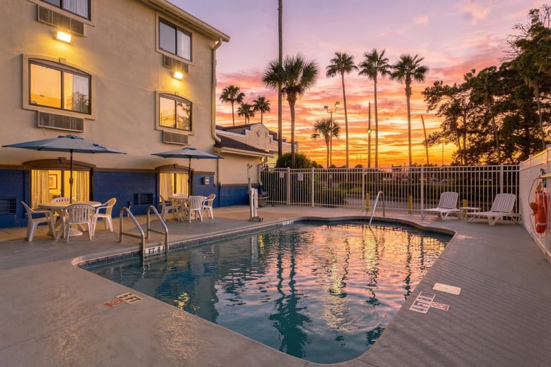 Pool area at day-to-dusk, photographed by Megapixeler on Eldridge Loop, Orange Park