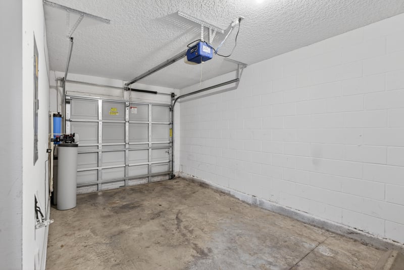 Garage at 11816 Lake Bend Cir, Jacksonville, FL 32218