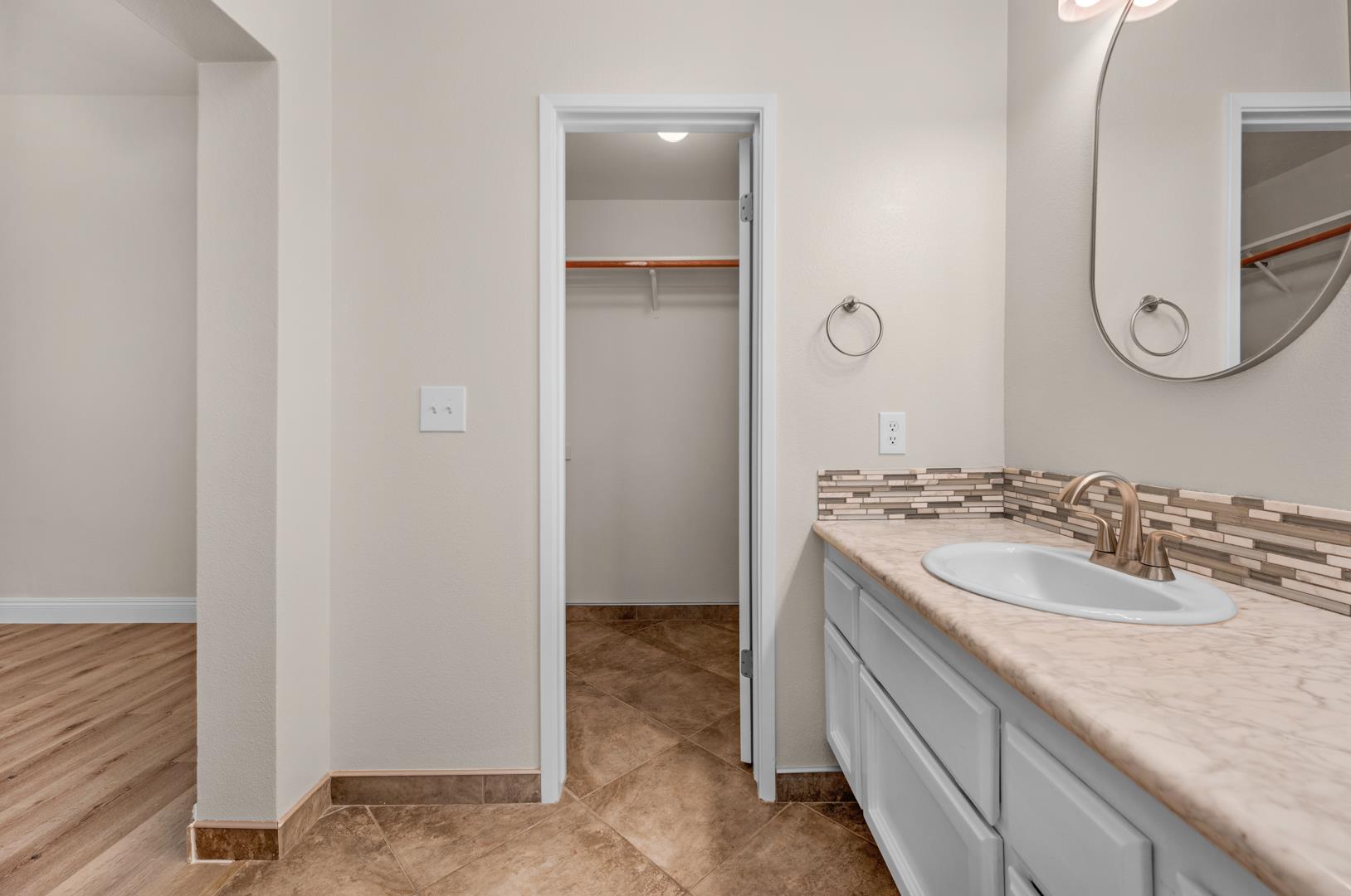 950 N Bush Ave, photo 16