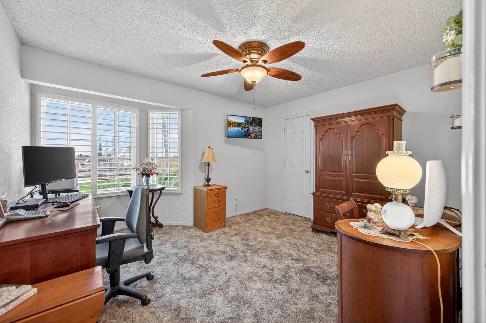 686 N Hayes Ave, photo 35