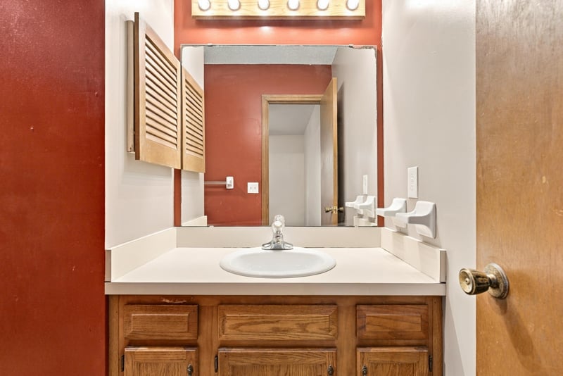 Bathroom vanity detail, photographed by Megapixeler on Blue Teal Ct, Jacksonville