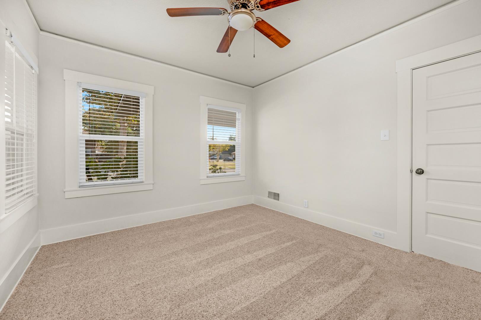 1009 N Vagedes Ave, photo 31