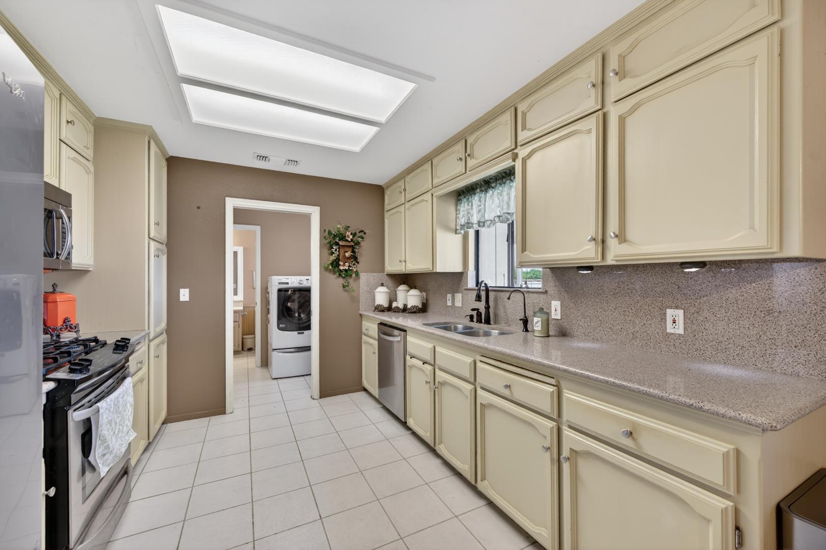 686 N Hayes Ave, photo 28