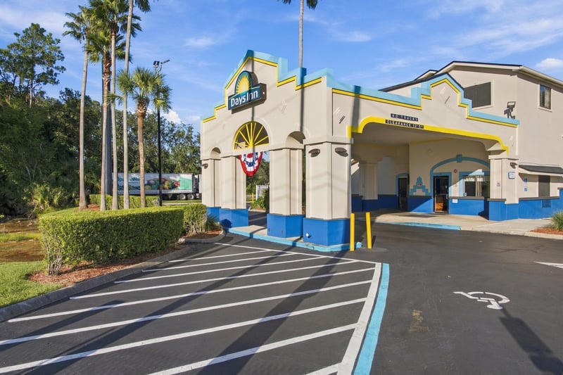 Covered entrance exterior, photographed by Megapixeler on Eldridge Loop, Orange Park