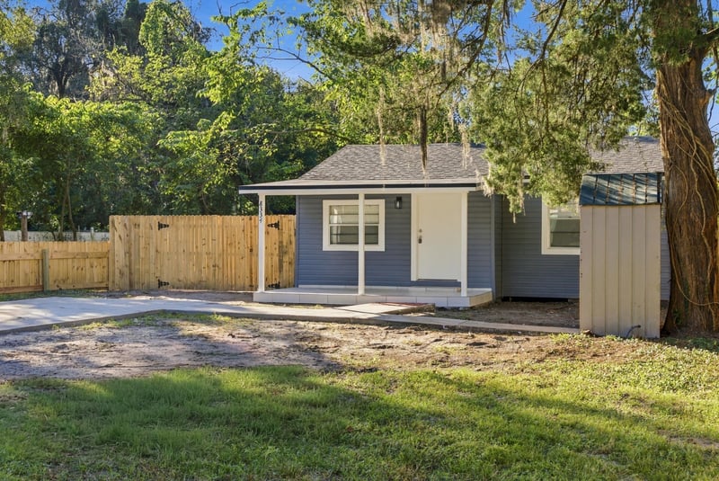 Front exterior with shed visible, photographed by Megapixeler on Susie St, Jacksonville