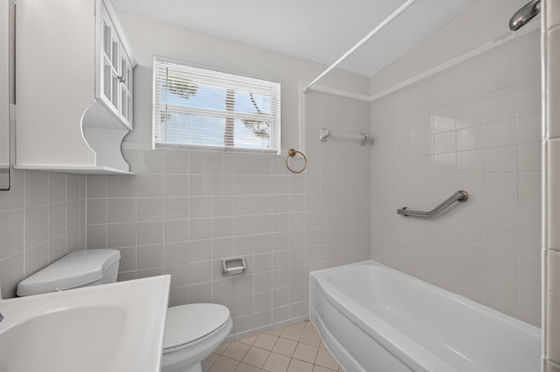 Bathroom tub and shower with window at 87 Saratoga Cir S, Atlantic Beach, FL