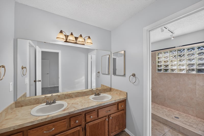 Bathroom with double vanity, photographed by Megapixeler on Apple Oak Ct, Jacksonville