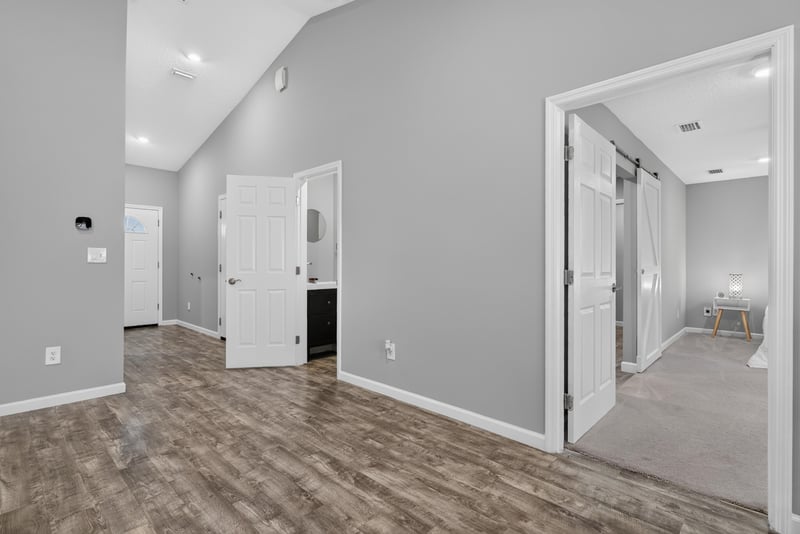 Hallway with bedroom entries, photographed by Megapixeler on Birch Run E, Orange Park