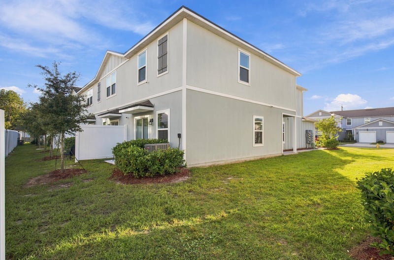 Side and rear exterior view, photographed by Megapixeler on Haymon Ave, Jacksonville