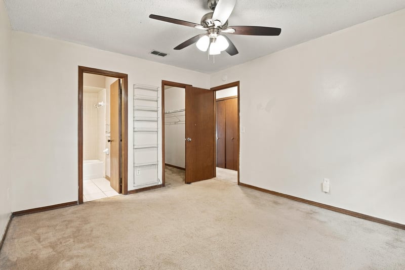 Bedroom closets and doorways, photographed by Megapixeler on Blue Teal Ct, Jacksonville