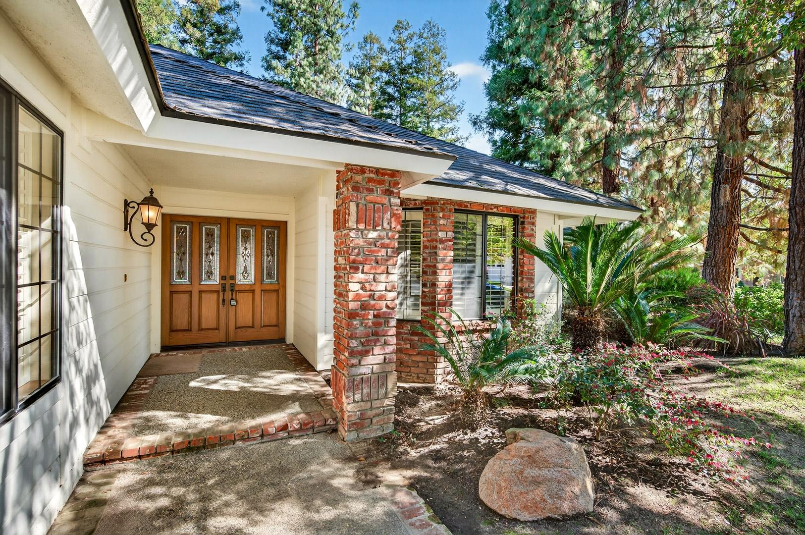 816 E Country View Cir, Fresno