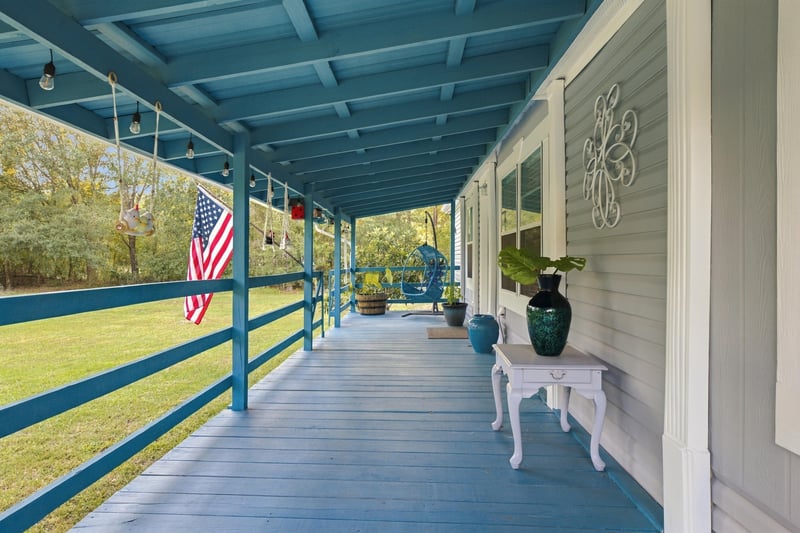 Wraparound covered porch, photographed by Megapixeler on Secret Cove Rd, Middleburg, FL