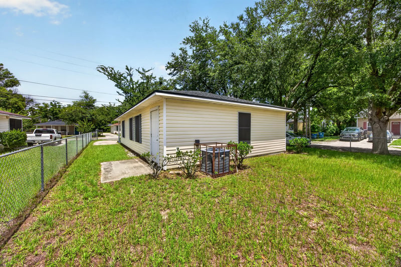 Side yard with fencing and patio at 5375 Dodge Rd, Jacksonville, FL 32209