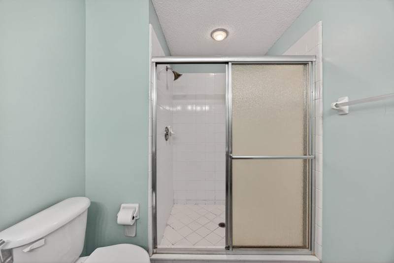 Primary Bathroom 2 at 13727 Richmond Park Dr N unit 105, Jacksonville, FL 32224