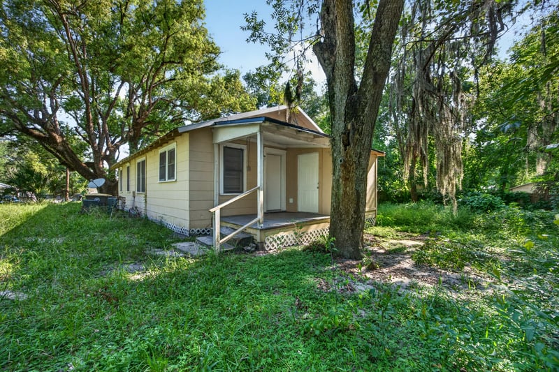 Side yard with trees and grass at 2372 2nd Ave, Jacksonville, FL 32208