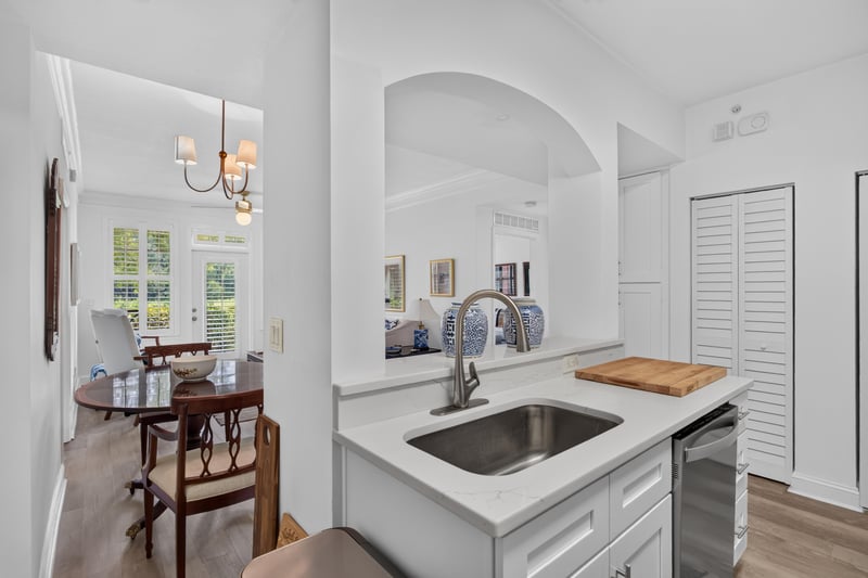Dining area with chandelier and arched entry at 10435 Mid Town Pkwy unit 135, Jacksonville, FL 32246