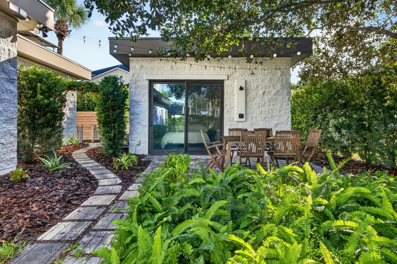 Side yard walkway near covered patio with dining table at 722 3rd Ave N, Jacksonville Beach, FL