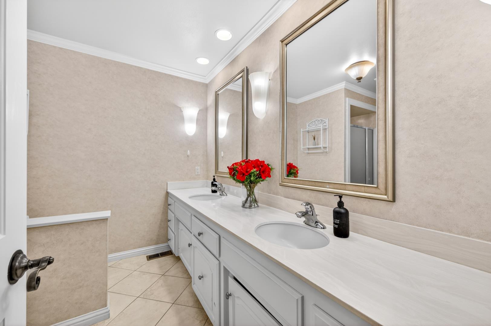 5261 N Van Ness Blvd, photo 68