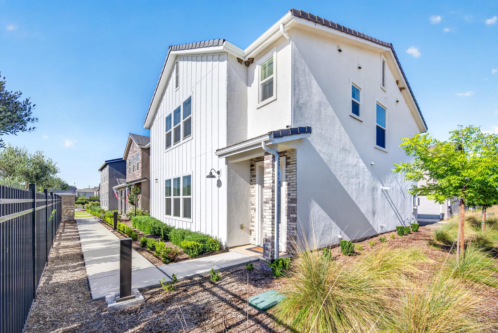 10993 N Wisteria Dr, Fresno