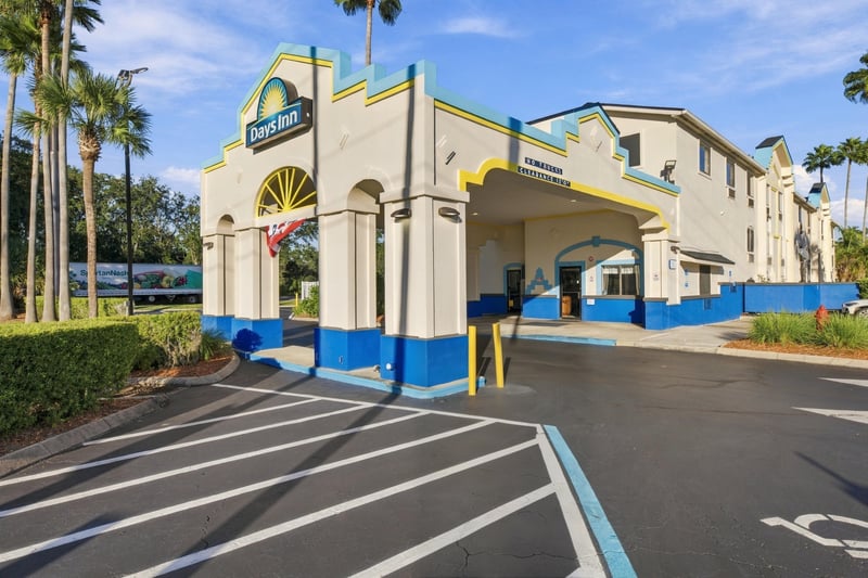 Entrance exterior with landscaping, photographed by Megapixeler on Eldridge Loop, Orange Park