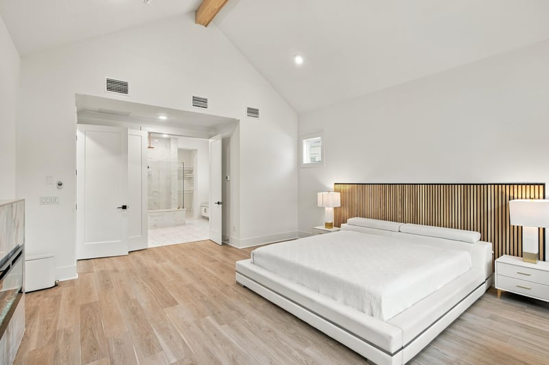 Primary bedroom with vaulted ceiling at 907 Seagrove Dr, Ponte Vedra Beach, FL 32081