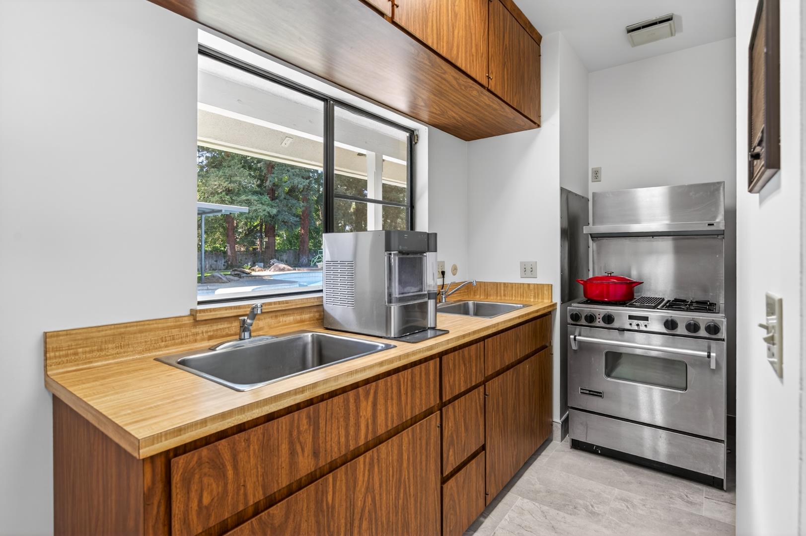 5261 N Van Ness Blvd, photo 43