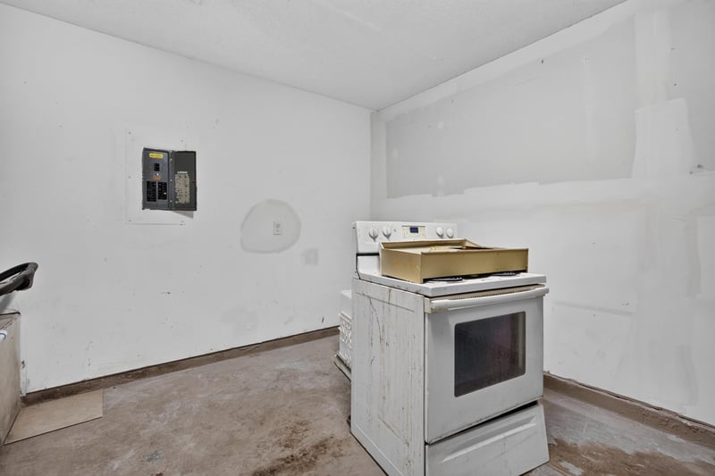 Unfinished utility room with electric range at 1040 Willow Cove Ct E, Jacksonville, FL 32233