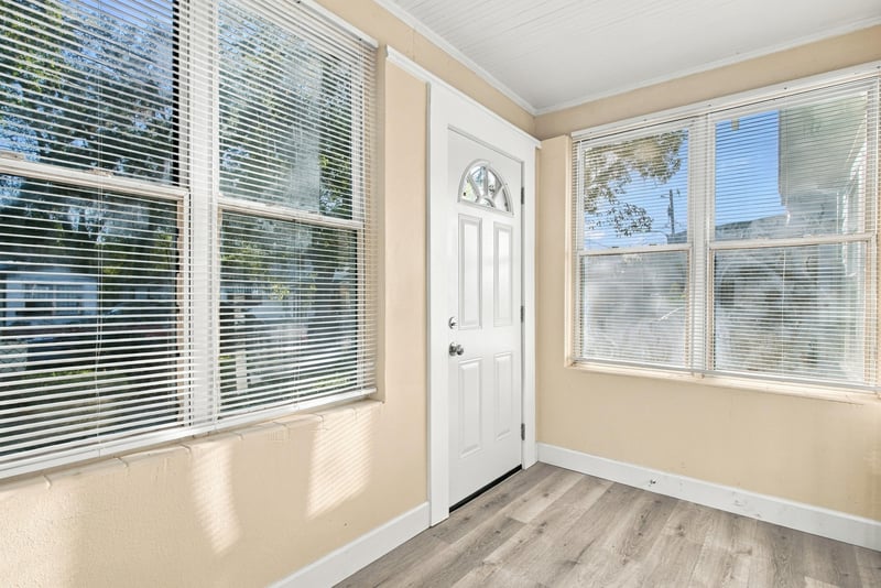 Entry area with natural light, photographed by Megapixeler on W 24th St, Jacksonville