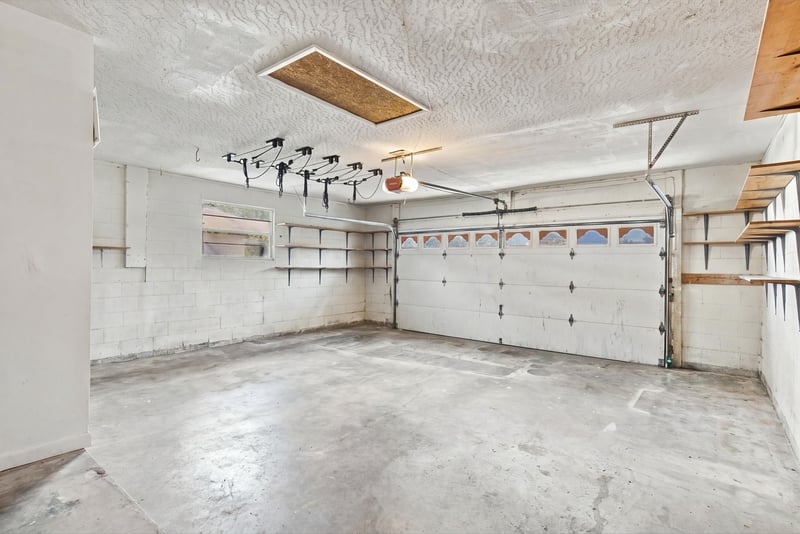 Garage interior view, photographed by Megapixeler on Crosby Ln, Orange Park