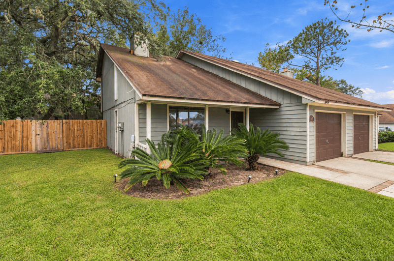 Front exterior with garage doors, photographed by Megapixeler on Blue Teal Ct, Jacksonville