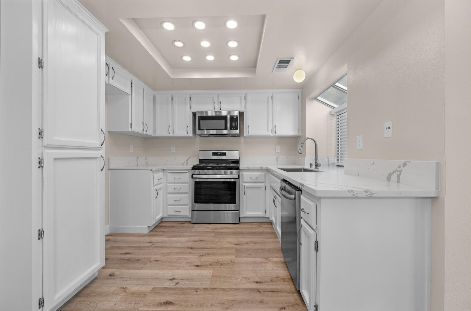 950 N Bush Ave, photo 7