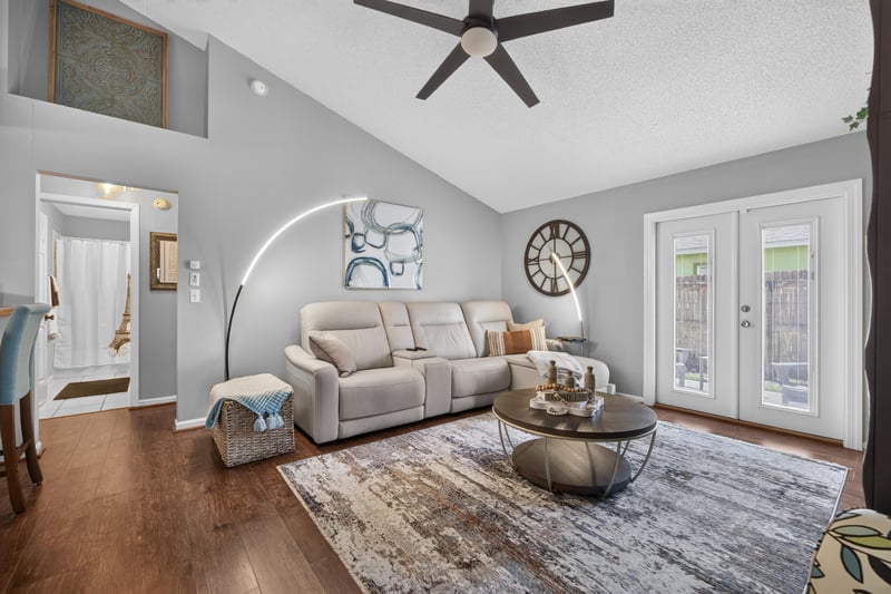 Living room with vaulted ceiling and ceiling fan at 3067 Wavering Ln, Middleburg, FL 32068