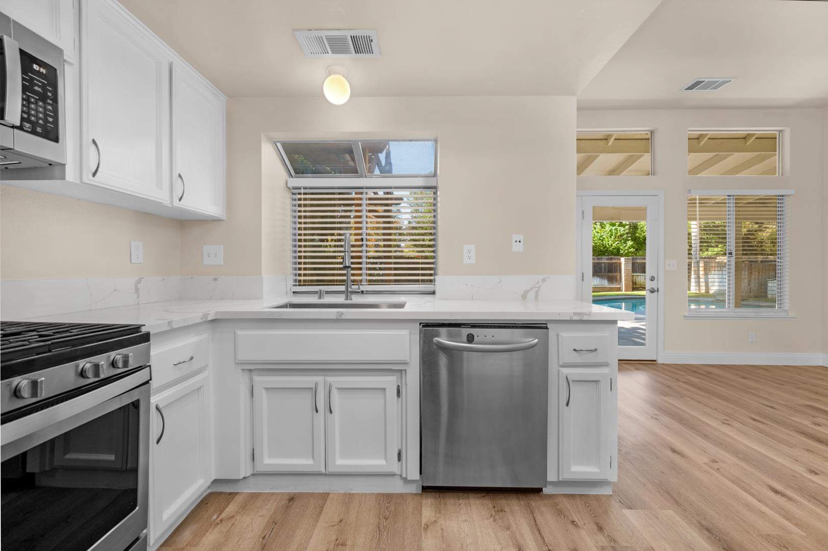 950 N Bush Ave, photo 10