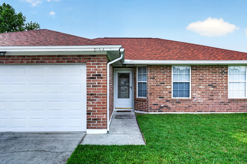 Front entry and garage door at 2164 Orangewood St, Middleburg, FL 32068