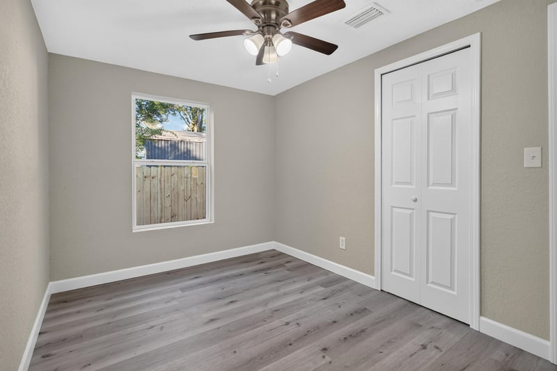 Empty bedroom, photographed by Megapixeler on Susie St, Jacksonville