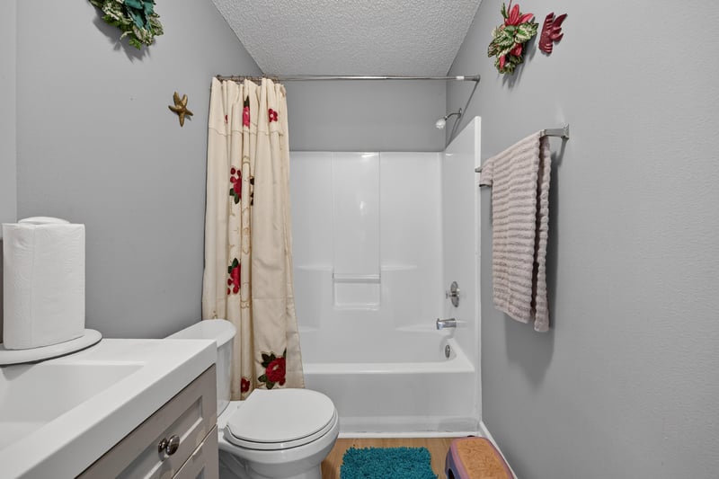 Bathroom with tub-shower and patterned curtain at 5375 Dodge Rd, Jacksonville, FL 32209
