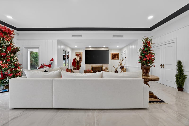 Family Room at 7987 Hollyridge Rd, Jacksonville, FL 32256