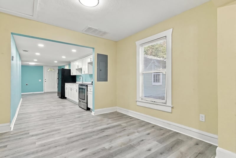 Dining space beside the kitchen, photographed by Megapixeler on W 24th St, Jacksonville