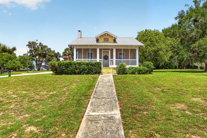 Walkway leading to front entrance at 101 N Lake St, Crescent City, FL
