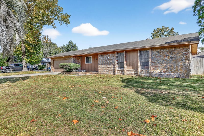 Front Diagonal at 551 William Penn St, Orange Park, FL 32073