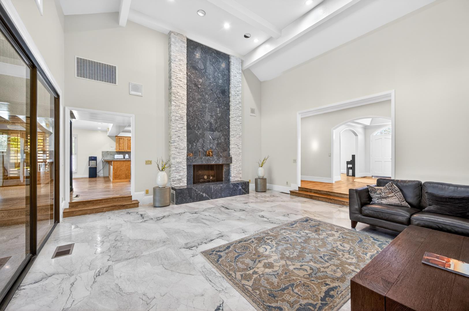 5261 N Van Ness Blvd, photo 51