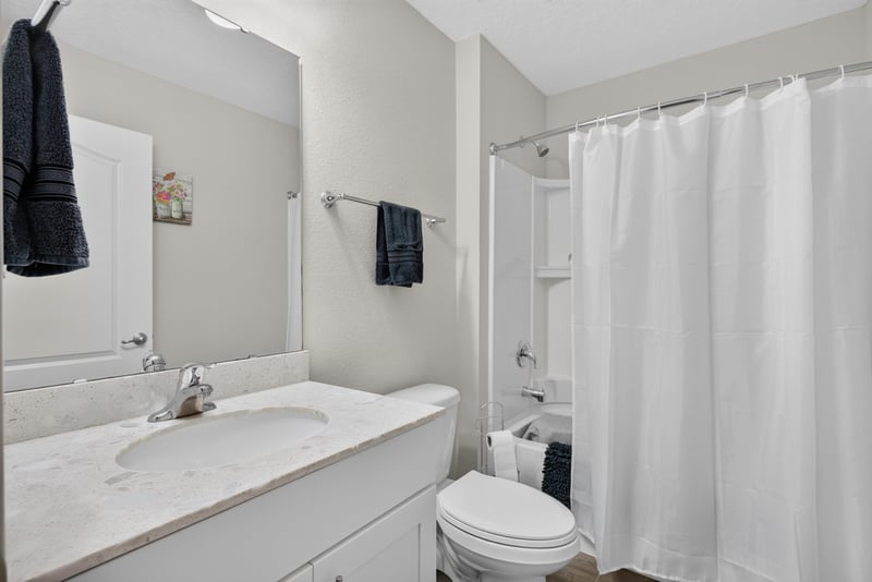 Bathroom with tub-shower combo at 4319 Green River Pl, Middleburg, FL 32068