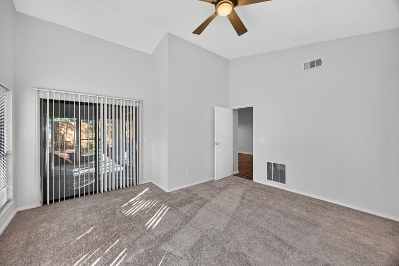 Bedroom with closet and window, photographed by Megapixeler on Apple Oak Ct, Jacksonville