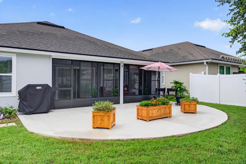 Side exterior with screened lanai at 4319 Green River Pl, Middleburg, FL 32068