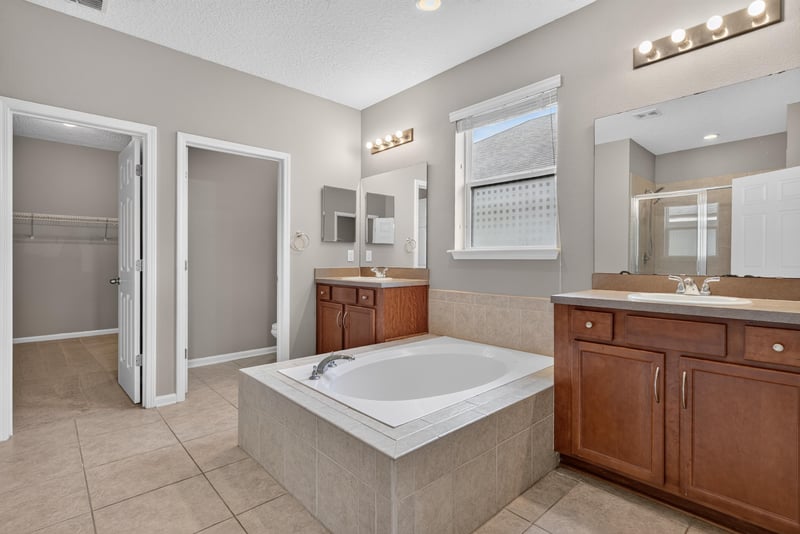 Primary bathroom with soaking tub and dual vanity at 13685 Goodson Pl, Jacksonville, FL 32226