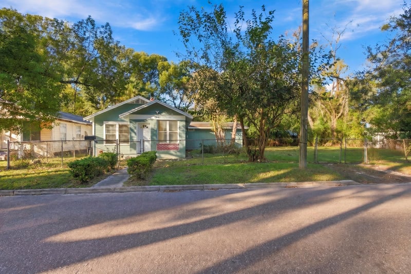 Front exterior from the street, photographed by Megapixeler on W 24th St, Jacksonville