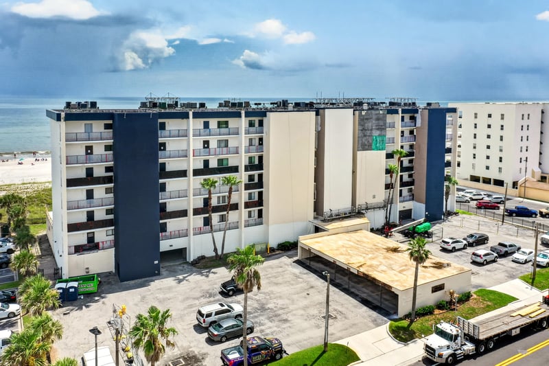 Aerial view of the building and parking lot at 601 1st St S, Jacksonville Beach
