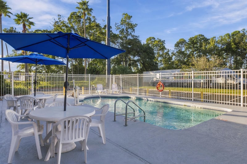 Pool and patio seating, photographed by Megapixeler on Eldridge Loop, Orange Park