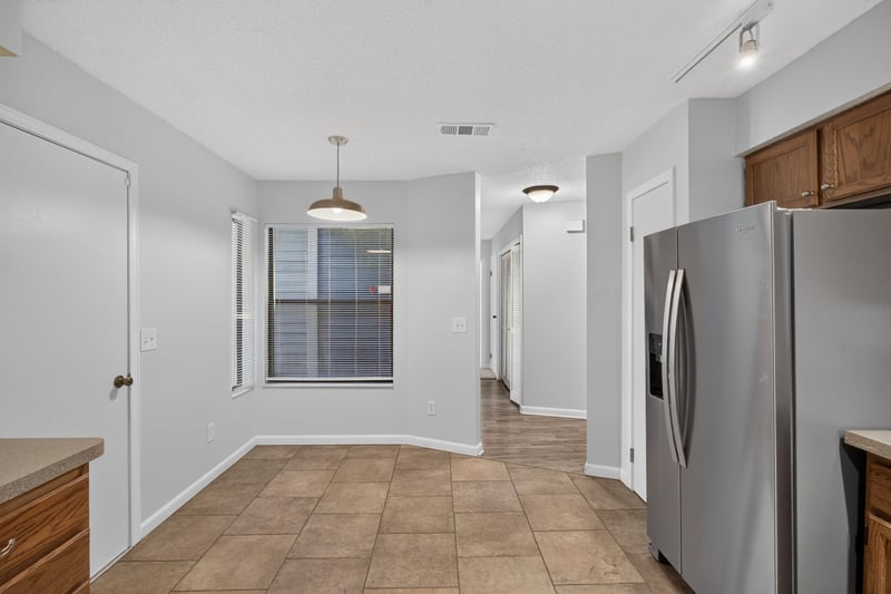 Kitchen hallway view, photographed by Megapixeler on Apple Oak Ct, Jacksonville