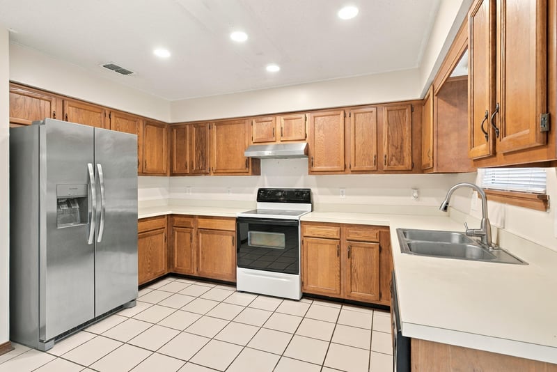 Kitchen workspace and appliances, photographed by Megapixeler on Blue Teal Ct, Jacksonville